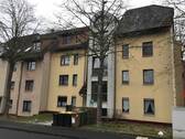T.-Heuss-Allee 11, Außenansicht auf ein Mehrfamilienhaus mit heller Fassade und Satteldach. - 2 Zimmer Etagenwohnung zur Miete in Baunatal