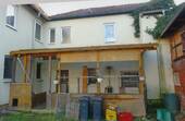 Hofansicht mit überdachter Terrasse - 1 Zimmer Mehrfamilienhaus, Wohnhaus zum Kaufen in Schwallungen