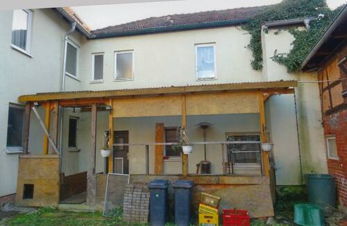 Hofansicht mit überdachter Terrasse - 1 Zimmer Mehrfamilienhaus, Wohnhaus zum Kaufen in Schwallungen