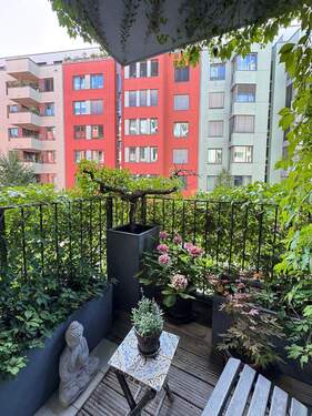 Balkon mit Nordwestausrichtung im Sommer - Etagenwohnung mit 85,00 m&sup2; in Berlin-Friedrichshain zum Kaufen