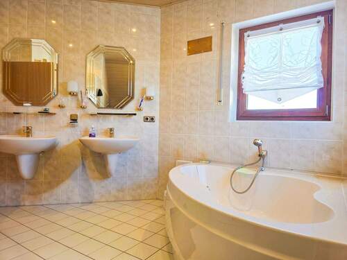 zwei Waschbecken und Wanne - 