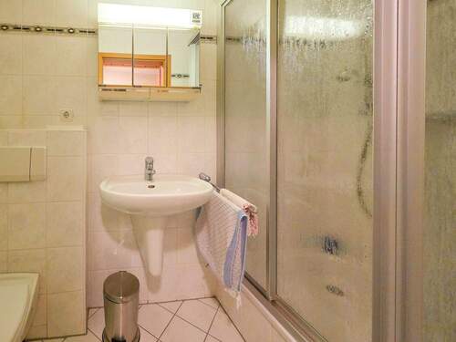 Badezimmer mit Dusche - 