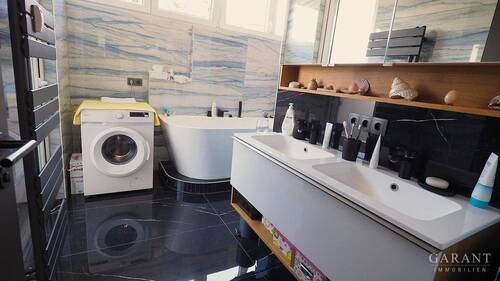 Tageslichtbad mit Dusche und Wanne - 