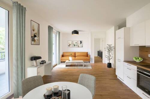 Blick vom Ess-/ Wohnbereich zur Küche und zum Schlafzimmer - Moderne 2-Zimmer-Wohnung mit großer Loggia in Wilmersdorf