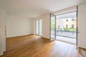 Blick vom Ess-/ Wohnbereich zur Loggia - 2 Zimmer Etagenwohnung in Berlin