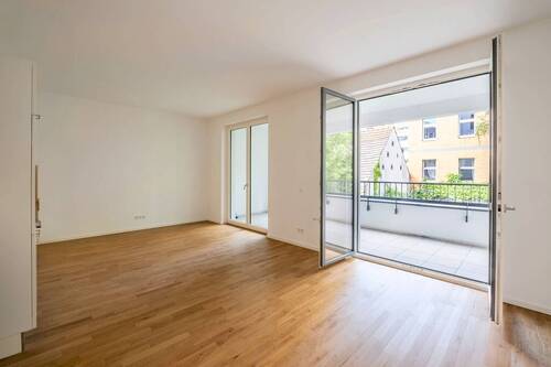 Blick vom Ess-/ Wohnbereich zur Loggia - 2 Zimmer Etagenwohnung in Berlin