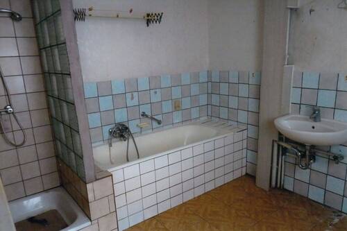 Bad mit Dusche u. Wanne - 