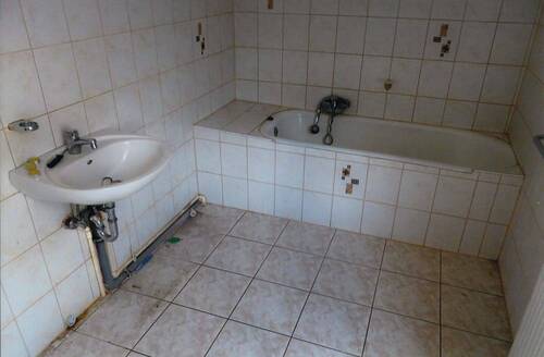 Bad mit Wanne u. Waschbecken - 