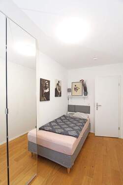 3. Schlafzimmer mit Schrank und Schreibtisch - 