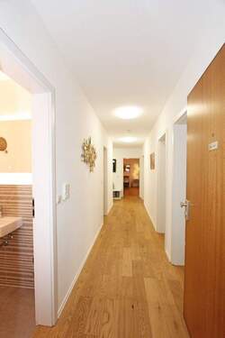 Flurbereich mit Blick Richtung Wohnzimmer - 
