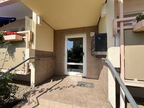 Der Hauseingang - 3 Zimmer Etagenwohnung zum Kaufen in Dresden