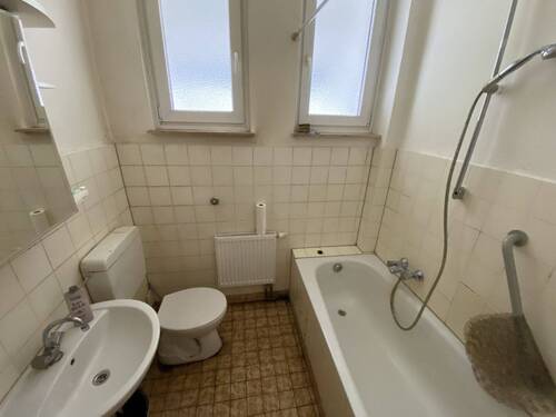 Badezimmer EG rechts - Mehrfamilienhaus, Wohnhaus mit 326,90 m&sup2; in Aachen zum Kaufen