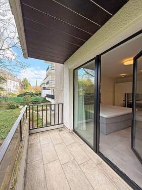 Ruhiger Balkon mit Blick in den grünen Innenhof - Luxuriöse 2-Zimmer-Wohnung mit großem Balkon im begehrten Oberkassel