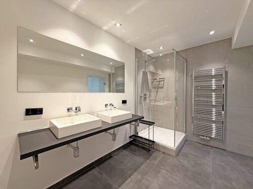 Großes Badezimmer mit Dusche, WC und Waschmaschine - 