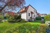 Seitliche Hausansicht - Gemütliche Wohnung mit Garten - 207.000,00&nbsp;EUR Kaufpreis, ca.&nbsp; 83,20&nbsp;m&sup2;&nbsp;Wohnfl&auml;che