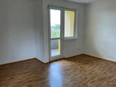 Wohnzimmer mit Zugang zum Balkon und hochwertigem PVC-Bodenbelag in Holzoptik - 4 Zimmer Etagenwohnung zur Miete in Bad Vilbel