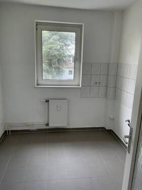 Küche mit weißem Fliesenspiegel und grauen Bodenfliesen - 
