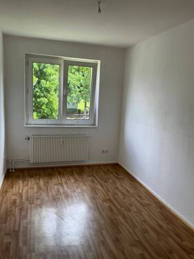 Kinder-/Arbeitszimmer mit PVC-Bodenbelag in Holzoptik - 