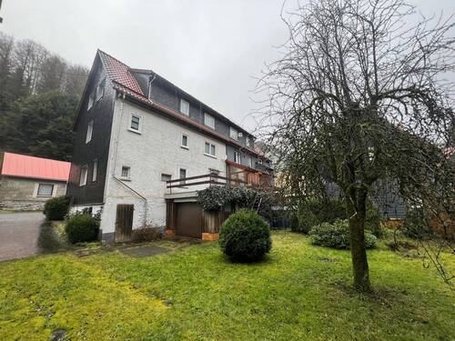 Hausansicht mit Garten - 9 Zimmer Doppelhaushälfte zum Kaufen in Masserberg