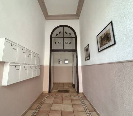 Hausflur - Helle Eigentumswohnung mit 5 Zimmern und Altbau-Charme