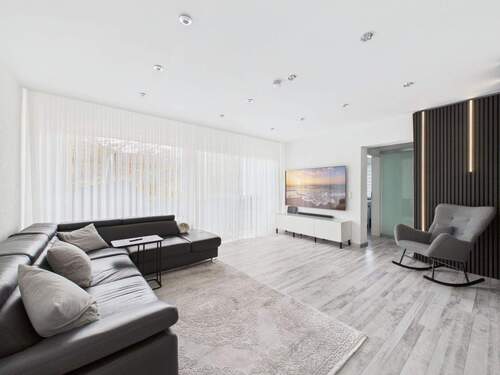 Wohnzimmer - Wie neu! Kernsanierte 3-Zi-Wohnung mit Loggia & Stellplatz