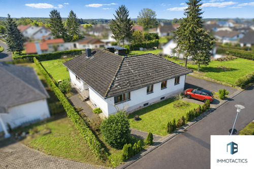 Außenansicht - Bungalow mit 165 m² Wohnfläche, Wärmepumpe, großem Garten, Pool, Tiefgarage & Keller