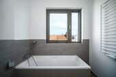 Badewanne - 2-Zimmer-Penthousewohnung mit Dachterrasse in Wilmersdorf