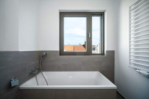 Badewanne - 2-Zimmer-Penthousewohnung mit Dachterrasse in Wilmersdorf