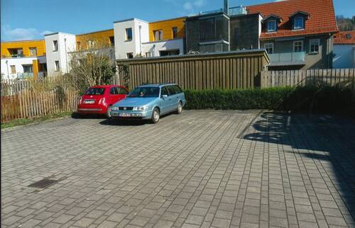 Parkplatz hintern Haus - 