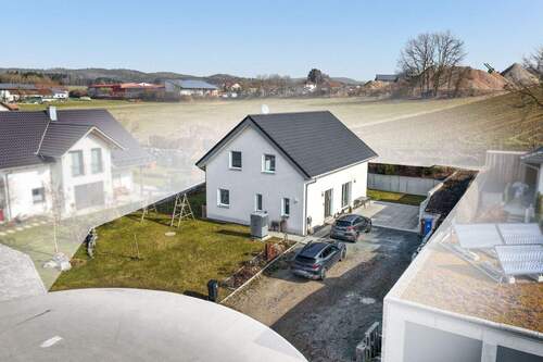 Bild 1 - Neuwertiges Einfamilienhaus (Bj. 2020) mit großzügigem Grundstück in Pemfling!