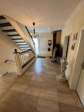 38 Flur mit Treppenhaus - 