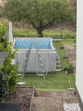 8 Pool von vorne aus gesehen - 1 Zimmer Einfamilienhaus zum Kaufen in Birlenbach