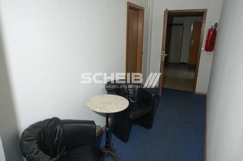 zu Ihrem Büro - Helles Büro mit genügend Parkplätzen