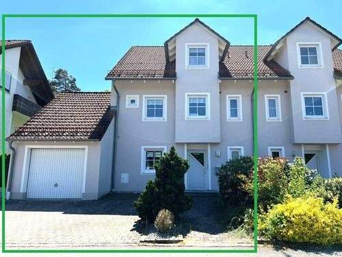 Hauseingang mit Garage u. Stellplatz - 