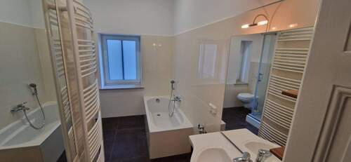 Bad mit Dusche und Wanne - 