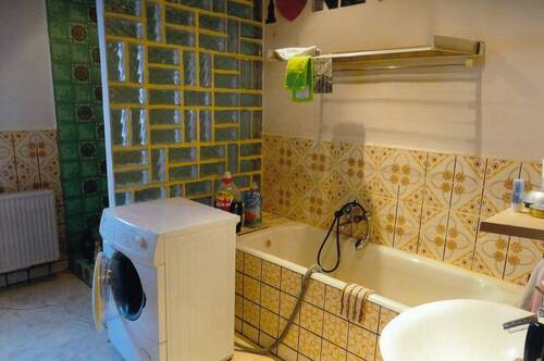 Bad mit Wanne und Waschmaschine - 