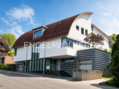 Hausansicht - Außergewöhnliche Architektur in bester Verarbeitung mit Gartenparadies und Pool