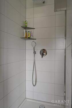 Mit Wanne und Dusche - 