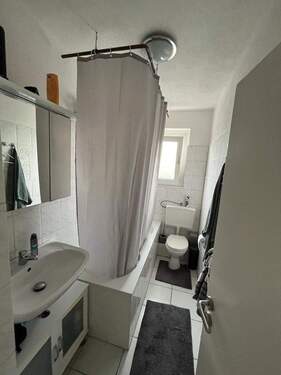 Badezimmer mit Badewanne - 2 Zimmer Etagenwohnung zur Miete in Herne