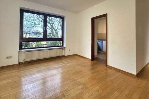 Wohnzimmer mit Essbereich und Blick zur Küche - 4 Zimmer Etagenwohnung zum Kaufen in Kassel