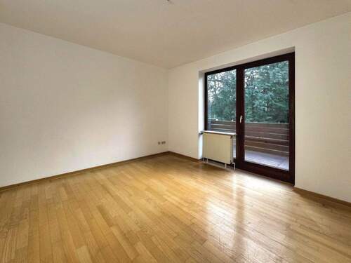 Schlafzimmer 1 mit Ausgang zum Balkon - 