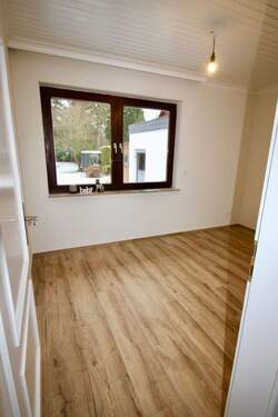 Zimmer 3 mit Blick auf das tolle Grundstück - 