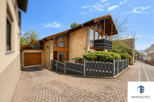 Seitenansicht/Garage - Modernes Ziegelhaus mit großzügigem Wohnbereich, Balkon, Terrasse, Garage & kleinem Garten