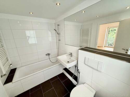 modernes En-Suite-Bad - 