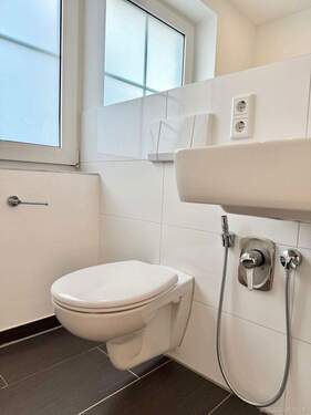 mit Dusch-WC u. Außenfenster - 