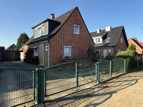 Vorderansicht - Attraktives Einfamilienhaus mit Teilkeller, Süd- Terrasse und weitläufigem Grundstück in beliebter Ortslage