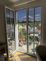 Blick mit Sonnenschutz - vorzügliche 3 Zimmer Dachgeschoßwohnung mit herrlichem Ausblick