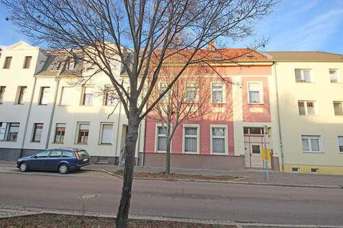 Hausansicht - Reihenmittelhaus in Aken (Elbe) - als Wohn- und Geschäftshaus nutzbar - mit 2 separaten Wohnungen