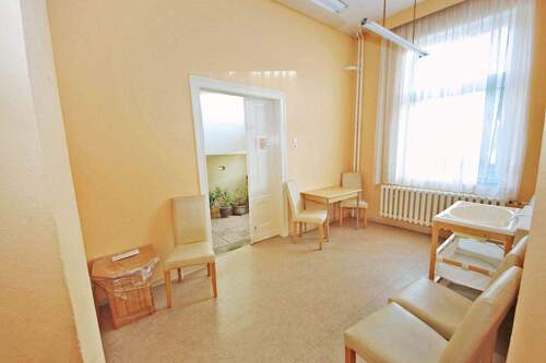 Empfang/ Wartezimmer im EG - Reihenmittelhaus mit 314,00 m&sup2; in Aken (Elbe) zum Kaufen