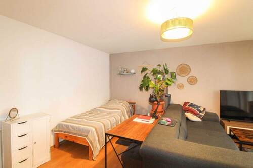 Wohnzimmer - 2 Zimmer Einfamilienhaus zum Kaufen in München